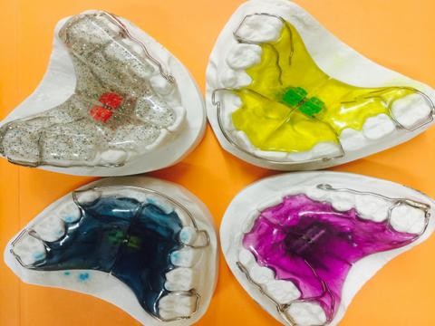 PLAQUES A VERINS EN COULEURS 